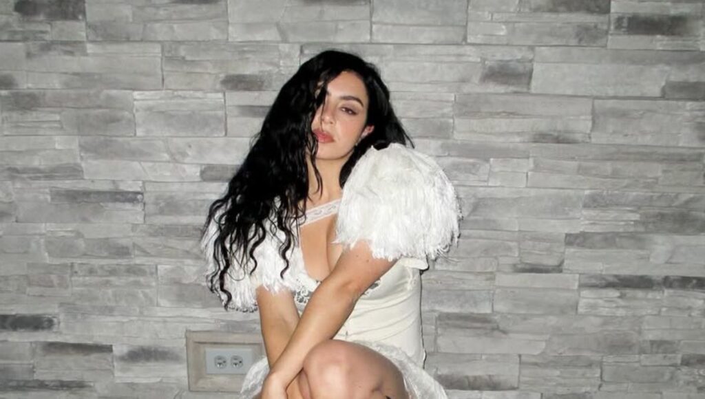Charli XCX estrena video de Party 4 u