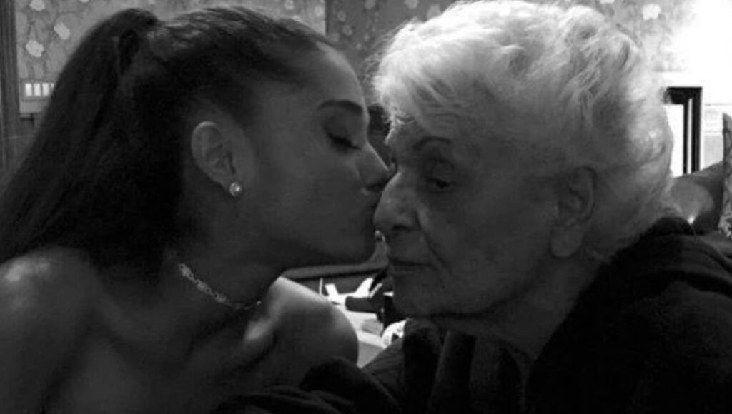 Ariana Grande anuncia la muerte de su abuelita