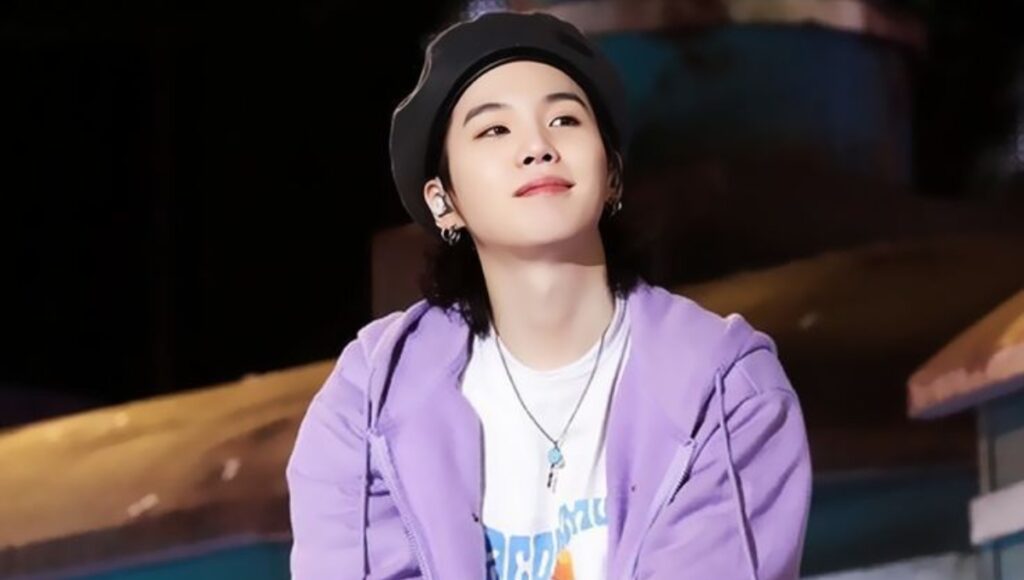 Suga regresa del servicio militar