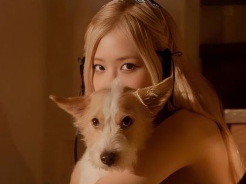 Rosé muestra a su perrito en Vogue
