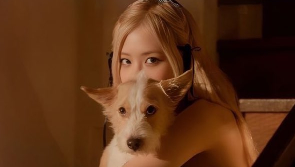 Rosé muestra a su perrito en Vogue