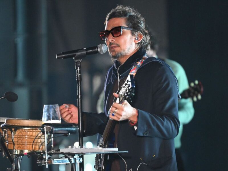La verdadera razón por la que bajaron a León Larregui de un avión