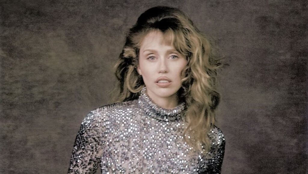 Miley Cyrus dedica su nueva canción Secrets a su papá