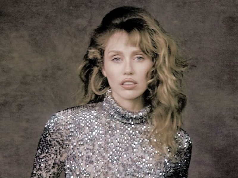 Miley Cyrus dedica su nueva canción Secrets a su papá