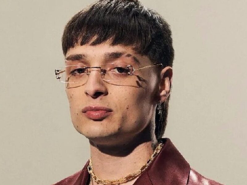 Peso Pluma con buzzcut