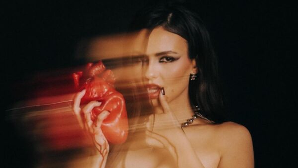 Letra de 'Love Zombie' de Victoria Justice