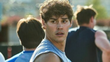 Cómo se llama la canción que sale en Amor Fuera de Tiempo