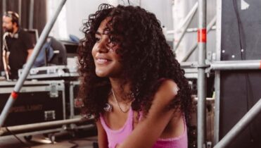 Baby Steps de Olivia Dean, letra en inglés y español