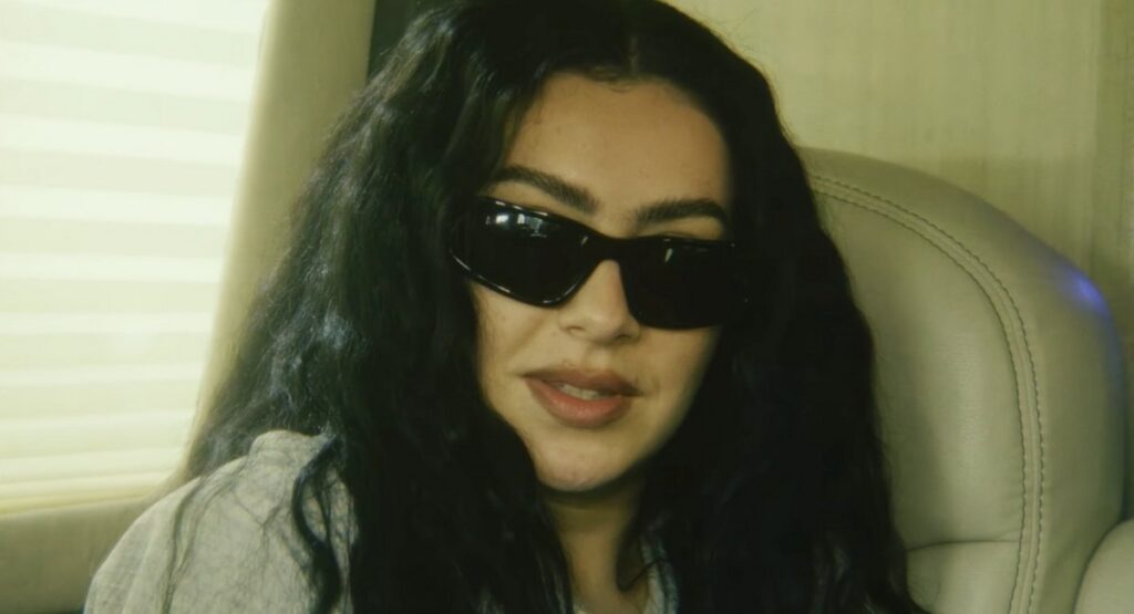 Charli XCX muestra teaser de 'The Moment'