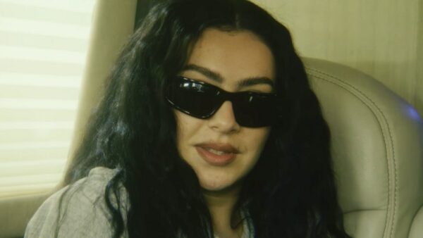Charli XCX muestra teaser de 'The Moment'