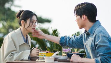 Reparto de Beso Dinamita y quién es quién en la serie de Netflix