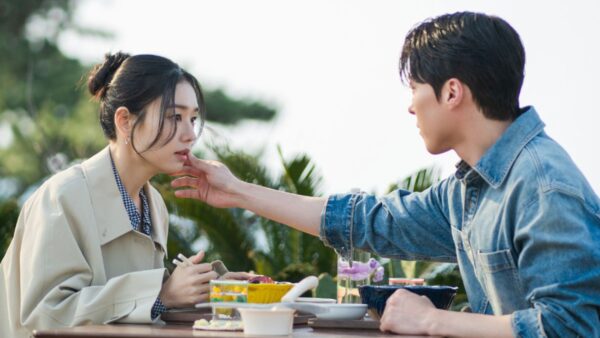 Reparto de Beso Dinamita y quién es quién en la serie de Netflix