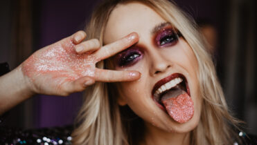 mujer con maquillaje bandas iconicas identidad