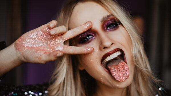 mujer con maquillaje bandas iconicas identidad