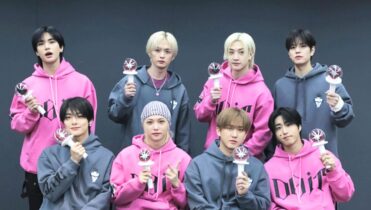 Photobook de Stray Kids, letra en coreano y en español