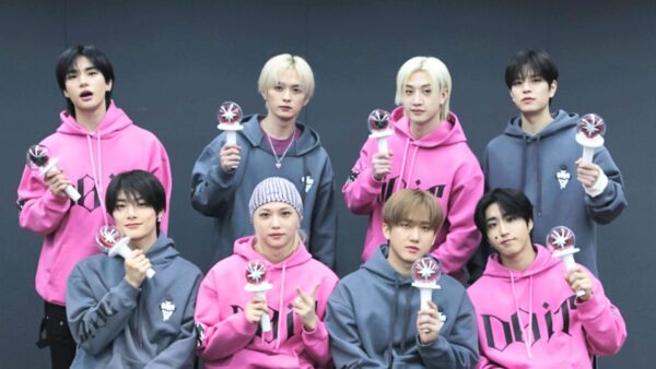 Photobook de Stray Kids, letra en coreano y en español