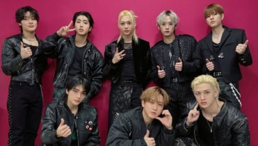 Stray Kids letra de Holiday en coreano y en español