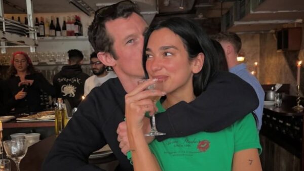 Callum Turner busca papeles sin besos