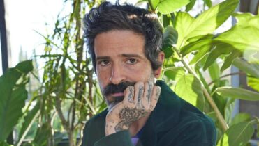 A qué hora termina el concierto de Devendra Banhart en el Teatro de la Ciudad Esperanza Iris
