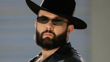 "Sin fortuna" Carín León letra completa de la canción