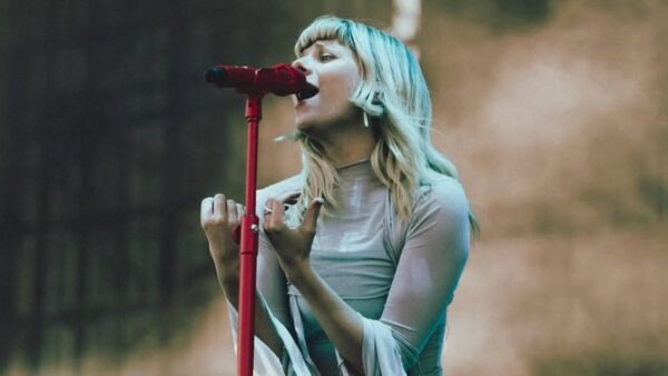 AURORA presenta su concierto What Happened To The Earth? en cines