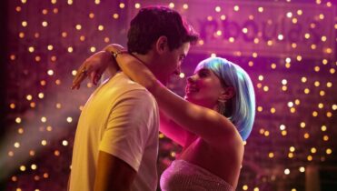 Cuál es la canción en la escena de baile de People we meet on vacation