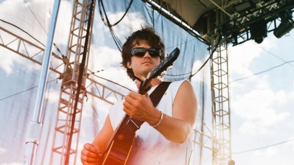 Joe Keery y Djo son la misma persona