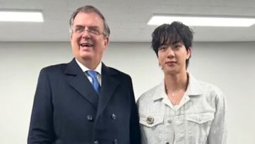 Marcelo Ebrard y Jin de BTS juntos