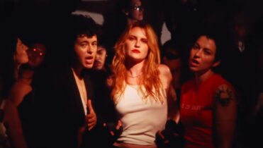 Dancing on the wall de Muna letra en inglés y español