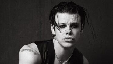 Letra de Suburban Requiem de YUNGBLUD en inglés y español