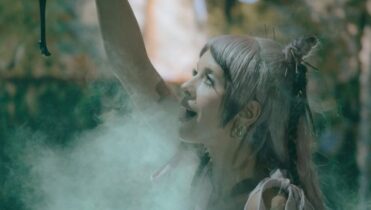 letra completa y traducción en español de Is This A Cult de Melanie Martínez