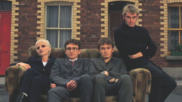 Canciones de la nueva edición de The Cranberries EVERYBODY ELSE IS DOING IT SO WHY CAN’T WE