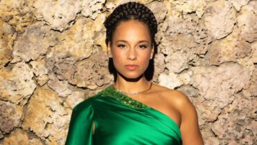 Letra de Try sleeping with a broken heart de Alicia Keys en inglés y español