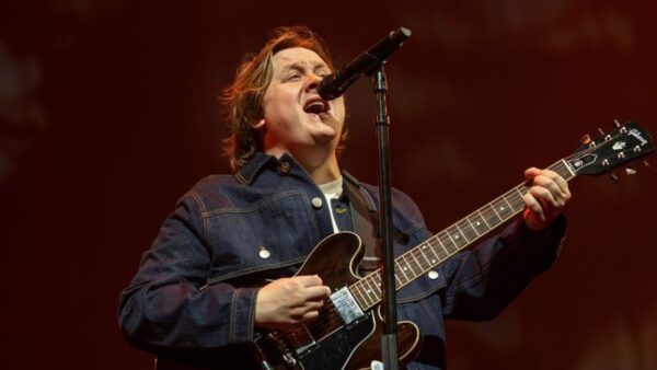 ‘Stay Love’ de Lewis Capaldi