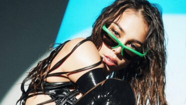 Letra 'AGAIN' de Danna