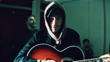 Letra de "Call It In" de Editors en inglés y español