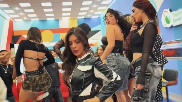 Cuál es la canción de La Mansión VIP y quién la canta