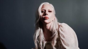 Letra de "Shape of a Woman" de Lady Gaga en inglés y español