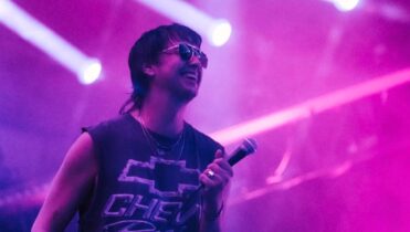 Letra de Going Shopping de The Strokes en inglés y español