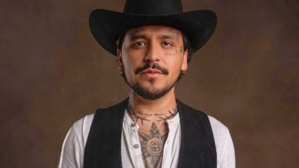 Christian Nodal copia 'Red Red Wine' de Neil Diamond