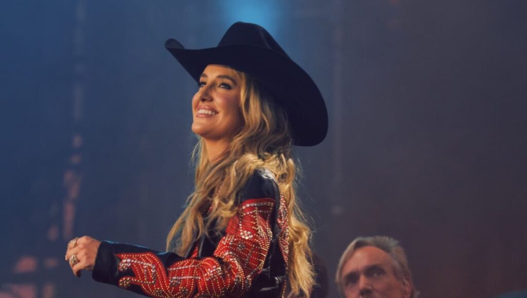 Lainey Wilson hace dueto con Taylor Swift