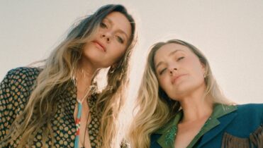 'Year of the Horse' de Aly & Aj